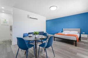 Ένα ή περισσότερα κρεβάτια σε δωμάτιο στο Spacious unit with pool and parking - M33