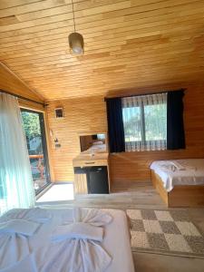 Postel nebo postele na pokoji v ubytování Olympos Yavuz Hotel
