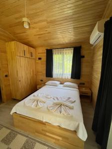 Postel nebo postele na pokoji v ubytování Olympos Yavuz Hotel