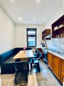 Galeriebild der Unterkunft 3BR Shared Apt, Ideal up to 6P, 15-Min to Stammersdorf in Wien
