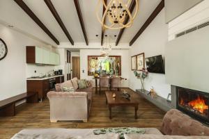 TV a/nebo společenská místnost v ubytování Vintage Suites Trikala
