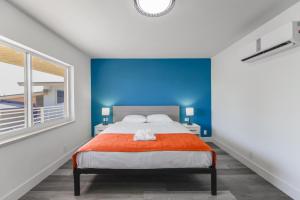 Ένα ή περισσότερα κρεβάτια σε δωμάτιο στο Serene Studio by the Beach with pool - M34