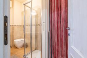 La salle de bains est pourvue d'une douche en verre et de toilettes. dans l'établissement A casa di Gerelia, à Pise 46 autres photos