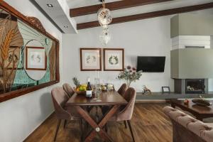 TV a/nebo společenská místnost v ubytování Vintage Suites Trikala