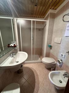 Koupelna v ubytování Athena Palace Hotel