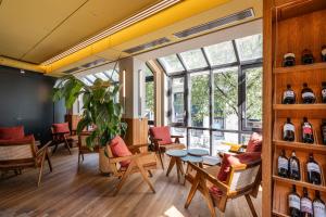 ein Raum mit Stühlen und Tischen und Weinflaschen in der Unterkunft Hotel Rebstock in Luzern