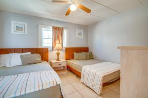 ein Schlafzimmer mit zwei Betten und einem Deckenventilator in der Unterkunft Sun-Soaked Wildwood Getaway, 6 Mi to Cape May! in Wildwood Crest + 21 Fotos