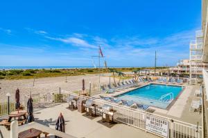 Blick auf einen Pool und den Strand in der Unterkunft Sun-Soaked Wildwood Getaway, 6 Mi to Cape May! in Wildwood Crest