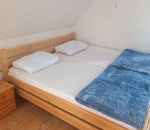 Ένα ή περισσότερα κρεβάτια σε δωμάτιο στο Chalupa u Kuby