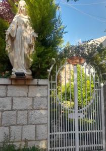 En generel udsigt til bjerge eller udsigt til bjerge taget fra lejligheden