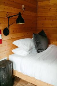 Postel nebo postele na pokoji v ubytování The Ski Haus A Montana Tiny Cabin Forest Retreat