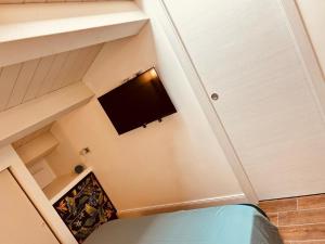 a tv on the side of a wall in a room at ROOMS AND BREAKFAST LABERINTO in San Benedetto del Tronto