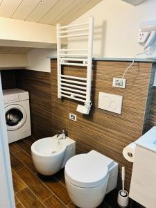 a bathroom with a toilet and a washing machine at ROOMS AND BREAKFAST LABERINTO in San Benedetto del Tronto +69 photos