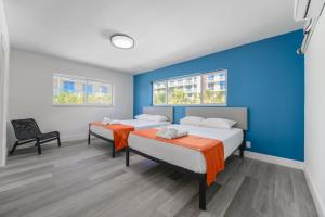 Ένα ή περισσότερα κρεβάτια σε δωμάτιο στο Outstanding oceanfront unit With Parking&Pool - M36