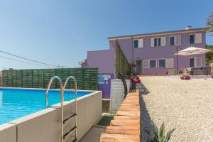 Swimmingpoolen hos eller tæt på Figaro Vrsar with Pool and Garden for 4 Persons