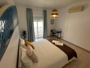 Un dormitorio con una cama grande en una habitación. en Casa Janivo, en Armação de Pêra