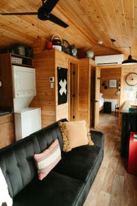 Η κουζίνα ή μικρή κουζίνα στο The Boat Haus A Montana Tiny Cabin Forest Retreat +28 φωτογραφίες