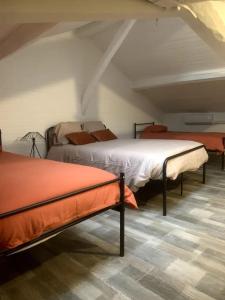 Giường trong phòng chung tại Charmante Maison De Ville