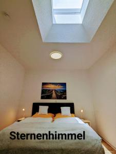 a bedroom with a bed with a skylight at FeWo Urban Gotha - Apartment Orangerie - Am Schlosspark- Parken an der der Tür- Barrierefrei, 900 Meter zum Bahnhof - Wallbox in Gotha +52 photos