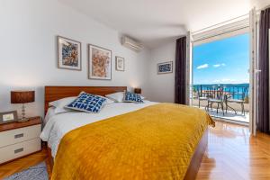 ブレラにあるVilla Sokolの海の見えるベッドのある寝室