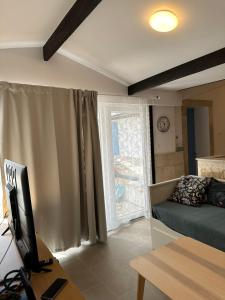 een woonkamer met een bed en een raam bij Apartment By the Sea in Milna