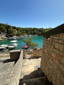 een uitzicht op een rivier met boten in het water bij Apartment By the Sea in Milna