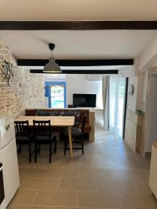 een keuken en eetkamer met een tafel en stoelen bij Apartment By the Sea in Milna