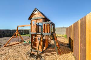 Ο χώρος παιχνιδιού για παιδιά στο Flagstaff-Area Family Home with Hot Tub and Patio