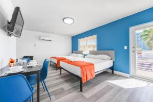 Un dormitorio con una cama y un comedor con una mesa. en Unit with Balcony and Parking at the beach -M45, en Hollywood 6 fotos más