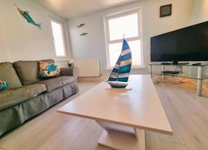 Μια τηλεόραση ή/και κέντρο ψυχαγωγίας στο Sea views, big 2 Bed Flat close to beach & harbour
