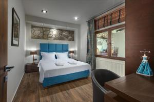 Postel nebo postele na pokoji v ubytování Vintage Suites Trikala