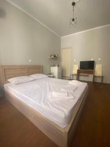 a large white bed in a room with a desk at spla apartments 3 , Διαμέρισμα στην πόλη των Χανίων in Chania Town +5 photos