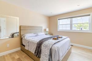 Ένα ή περισσότερα κρεβάτια σε δωμάτιο στο Charming 3BR Condo Near Ventnor Beach