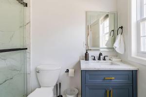 Ένα μπάνιο στο Charming 3BR Condo Near Ventnor Beach +23 φωτογραφίες