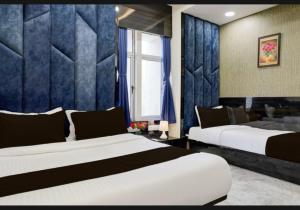 Postel nebo postele na pokoji v ubytování Hotel Shubham Inn Thaltej Ahmedabad + 14 fotografií