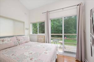 ein Schlafzimmer mit einem Bett und einem großen Fenster in der Unterkunft Dream Cottage in Lewes in Lewes + 31 Fotos