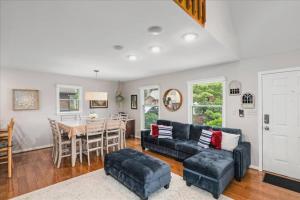 ein Wohnzimmer mit Sofa und Tisch in der Unterkunft Dream Cottage in Lewes in Lewes