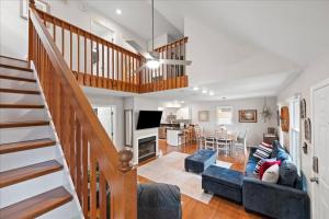 ein Wohnzimmer mit einer Treppe, die zu einem Wohnzimmer führt in der Unterkunft Dream Cottage in Lewes in Lewes