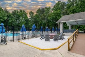 einen Zaun mit Stühlen und einem Tisch neben einem Pool in der Unterkunft Dream Cottage in Lewes in Lewes
