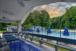 eine Reihe blauer Bänke mit Sonnenschirmen auf einem Zaun in der Unterkunft Dream Cottage in Lewes in Lewes