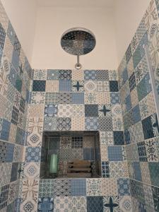 a bathroom with blue and white tiles on the wall at Mim&igrave; sul Mare in Massa Lubrense