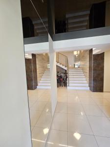 un couloir avec un escalier dans un immeuble dans l'établissement Apartament Morskie zacisze Darłówko, à Darłówko