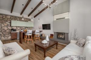 TV a/nebo společenská místnost v ubytování Vintage Suites Trikala