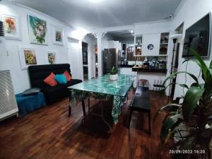 Galeriebild der Unterkunft 3 BR staycation san pedro laguna in San Pedro