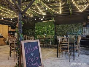 ein Raum mit Tischen und Stühlen und einem Schild in der Mitte in der Unterkunft 3 BR staycation san pedro laguna in San Pedro