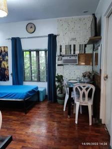 ein Schlafzimmer mit einem Bett und einem Tisch und Stühlen in der Unterkunft 3 BR staycation san pedro laguna in San Pedro