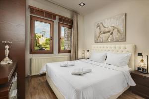 Postel nebo postele na pokoji v ubytování Vintage Suites Trikala