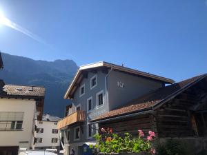 安迪尔Appart Hotel Pitschonia Self Check-In的一座山底建筑