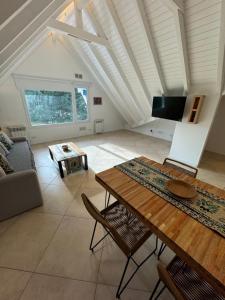 ein Wohnzimmer mit Tisch und Couch in der Unterkunft El Canelo in Villa La Angostura