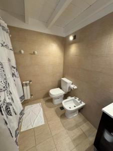 ein Badezimmer mit Toilette und Waschbecken in der Unterkunft El Canelo in Villa La Angostura + 22 Fotos